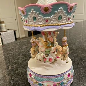 2002 Avon Gift Collection Beary-Go-Round Musical Revolving Carousel